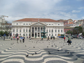 PLACE DE FIGEIRA AVEC SON PAVAGE EN FORME DE VAGUE