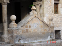 fontaine sur la place de Budia