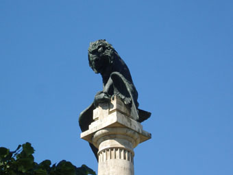 une gigantesque colonne supporte l'aigle napoléonien terrassé par le lion royal lusitanien