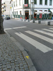 Une flèche jaune du chemin