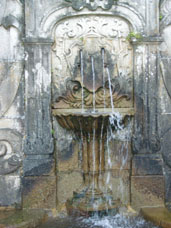 L'eau qui coule de l'écusson du Portugal symbolise les plaies du Christ