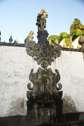 Fontaine de l'odorat: l'eau sort par les narines