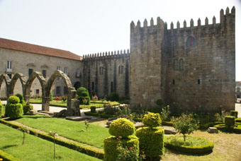 Les jaedins de Santa Barbara et l'ancien palais episcopal