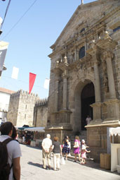 La cathédrale se cache au fond à gauche