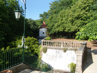 La tour cache un ascensseur qui descend aux thermes