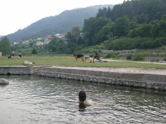 La piscine à la sortie des thermes