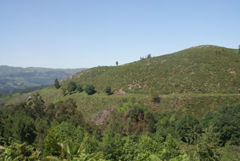 On voit la voie romaine qui suit le contour de la montagne