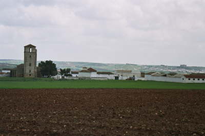 Vue sur le village de Monreal las Llanos avec Belmonte au fond