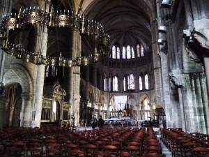 Nef et chœur de la basilique Saint Remi