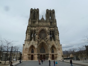 Face à la cathédrale de Reims
