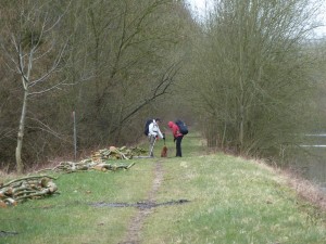 Le long du canal. Le chien commence à fatiguer.