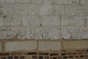 Les graffitis sur la façade de l'église