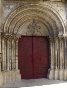 La porte romane couverte de fers à cheval