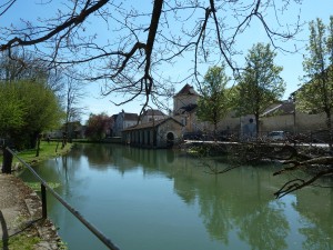 Le Serein passe par Chablis vue sur l'ancien lavoir