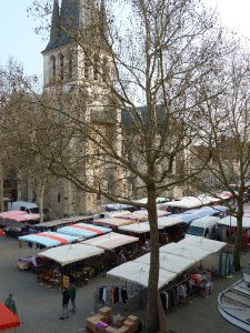 Vue de notre chambre sur la place et Saint Remy