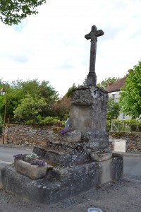 Curieuse croix à Cuzion