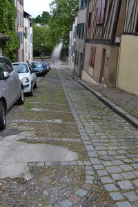 Rue du pont Saint Etienne Le pavement est constitué de gazettes;boites de terre utilisées pour la cuisson des porcelaines